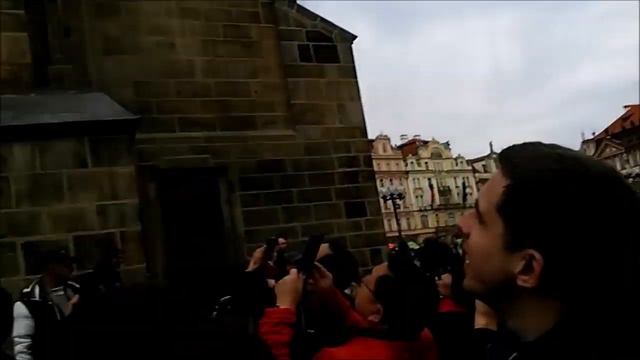 Прага , Староместская площадь , Астрономические часы..почувствуй себя ребенком)) смотреть онлайн