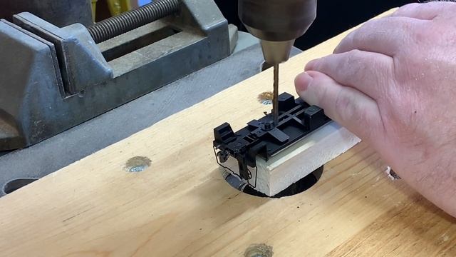 Part 1 - Adding an NCE DCC Decoder & Lights to the Athearn Bay Window Caboose смотреть онлайн
