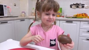 Ева и мама играют в съедобные и несъедобные шоколадные вещи