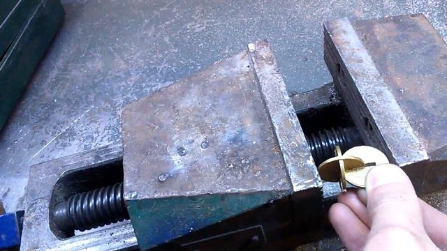 Крутой брелок из монет смотреть онлайн