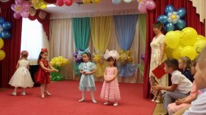 Танец малышей на выпускном.