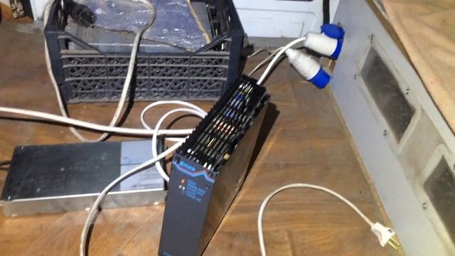 На электромобилях зарядка бортового АКБ  12в от силовой АКБ 150в DC/DC  150v/14v