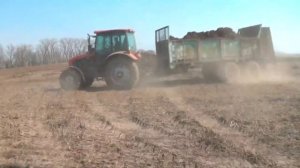 МТЗ 1222 с разбрасывателем МТУ-18 вносит органику