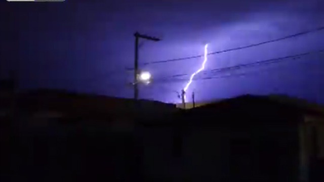 Молния ударила прямо в дом смотреть онлайн