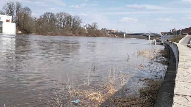 Нижний ярус Владимирской набережной ушел под воду.Смоленск смотреть онлайн