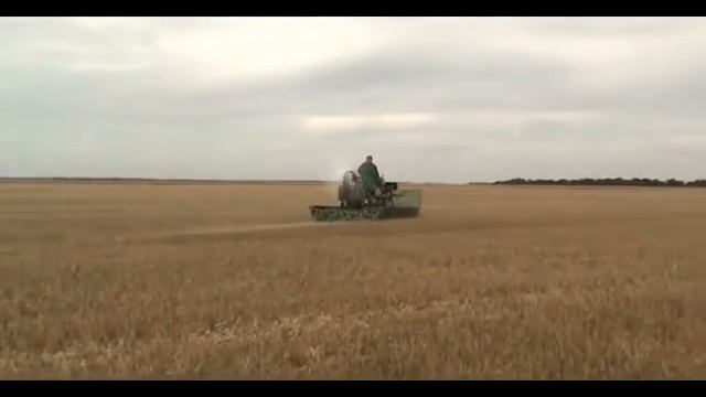Аэроглиссер старт на поле Airboat start on the field смотреть онлайн