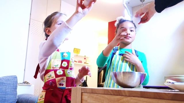 Вместе печем печенье! Учимся взвешивать! :)) смотреть онлайн