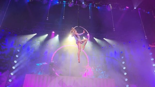 Lindsey Stirling sings Santa Baby while doing aerial смотреть онлайн