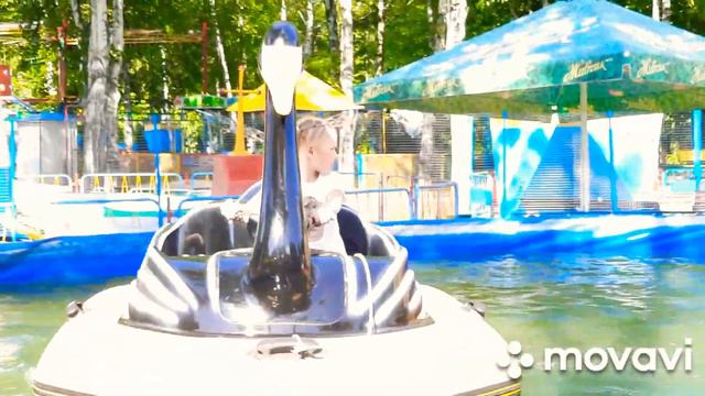 Подходит нам погода, дождя сегодня нет, катайся сколько хочешь, бабуль, купи билет! Внучка и лебеди смотреть онлайн