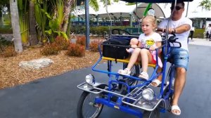 Настя в зоопарке кормит животных и играет на детской площадке