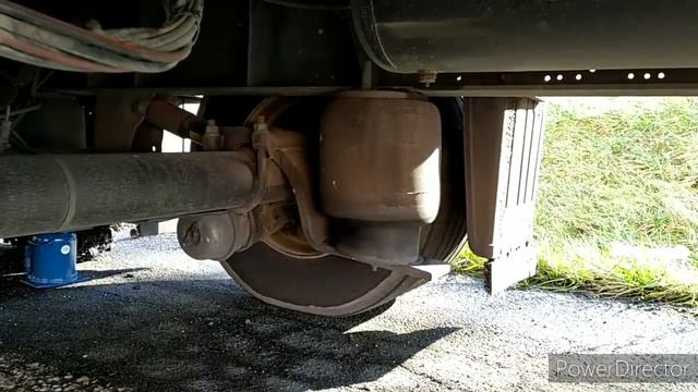 Меняем колесо на гружёном полуприцепе на автобане смотреть онлайн