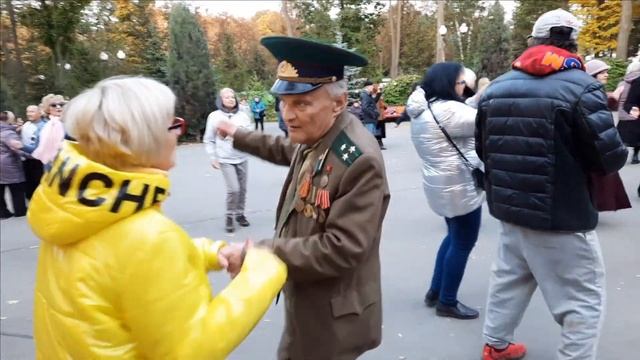 ВСЕ ЗВЕЗДЫ ТАНЦПОЛА ТАНЦУЮТ ПОД ПЕСНЮ НЕ ЗАБЫВАЙ СЧАСТЛИВЫХ ЛЕТНИХ ДНЕЙ смотреть онлайн