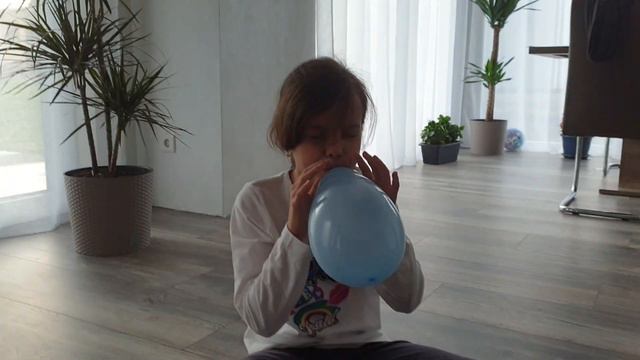 Алиса играет с цветными воздушными шариками.Изучаем цвета смотреть онлайн