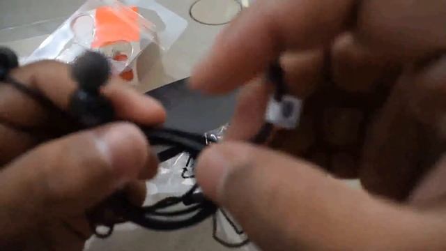 JBL C 100 SI Earphones with Mic Unboxing смотреть онлайн