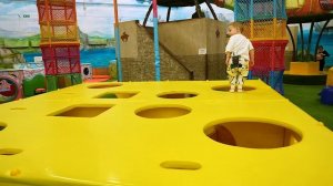 Маленькая Вера и Медведь - Дядя Федор в парке развлечений Joki Joya