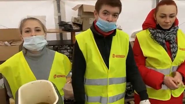 Кормление бездомных на улице, наша команда помощников волонтеров. смотреть онлайн