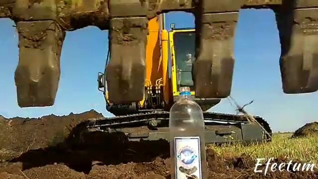 Челлендж с бутылкой на экскаваторе.гусеничный экскаватор Hyundai 210