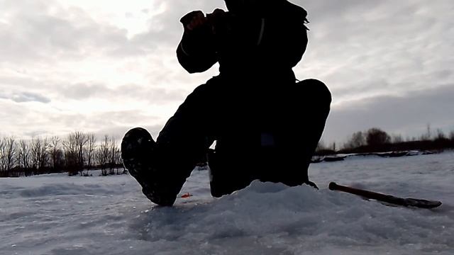 Первая весенняя рыбалка на зимнюю удочку. Весна 2023!!! смотреть онлайн