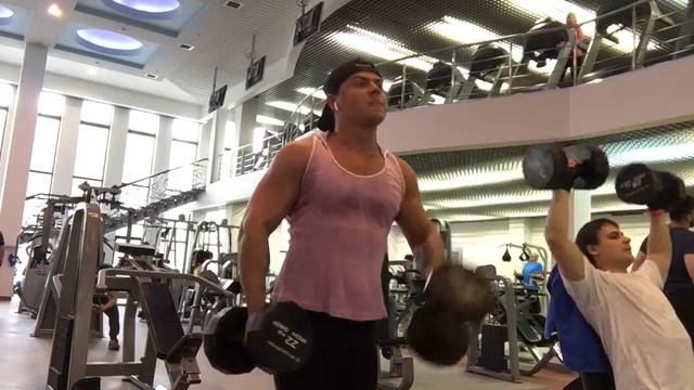 Попеременный подъем гантелей стоя, 22 кг смотреть онлайн