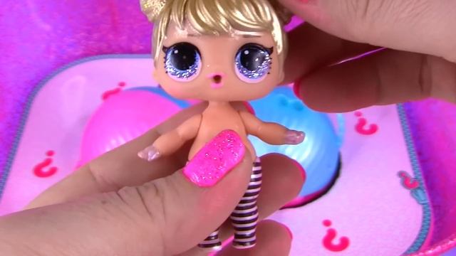 ЧТО в ПОДАРКЕ ОТ ПОДРУГИ? LOL SURPRISE - Play with Dolls and Outfits Куклы ЛОЛ. смотреть онлайн