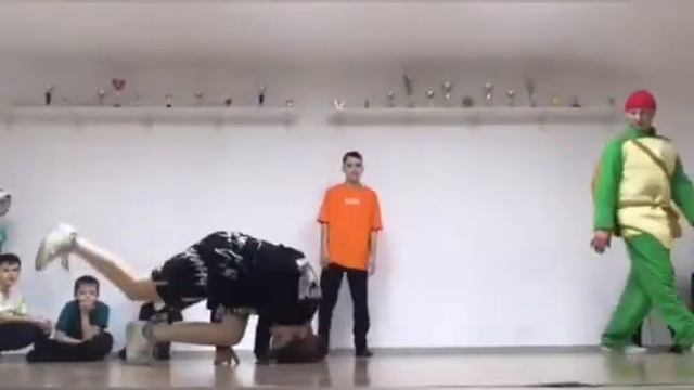 Новогодняя вечеринка брейк данс! смотреть онлайн