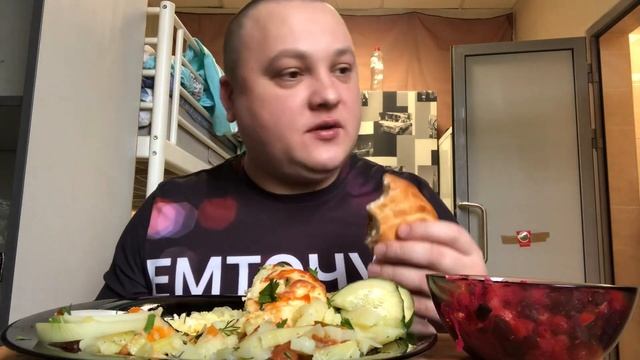 Куриная котлета с жареной картохой и опятами/ мукбанг неожиданный гость смотреть онлайн