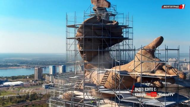 ОДЕТУЮ В СТРОИТЕЛЬНЫЕ ЛЕСА «РОДИНУ МАТЬ» СНЯЛИ С ВЫСОТЫ ПТИЧЬЕГО ПОЛЁТА смотреть онлайн