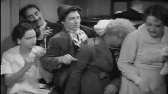 A Night At The Opera: Crowded Cabin Scene смотреть онлайн