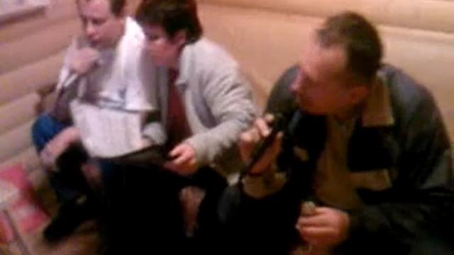 кукол дергают за нитки, на лице у них улыбки... смотреть онлайн