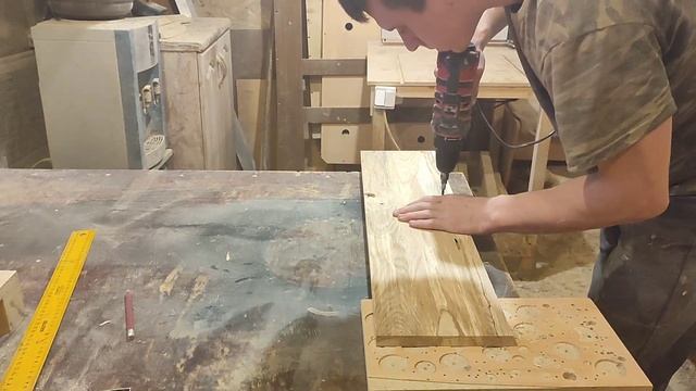 Простоя полка для книг из дерева своими руками