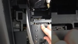 Этап 2. Mitsubishi Outlander XL. Замена лампочки в подсветке переключения передач.