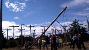 Установка деревянной опоры ЛЭП вручную