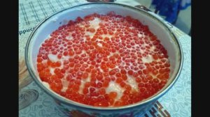 Слоеный салат с креветками под красной икрой