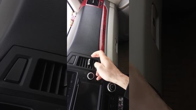 Как гремит Pajero 4. Дефлекторы вентиляции и рамка вокруг магнитолы.