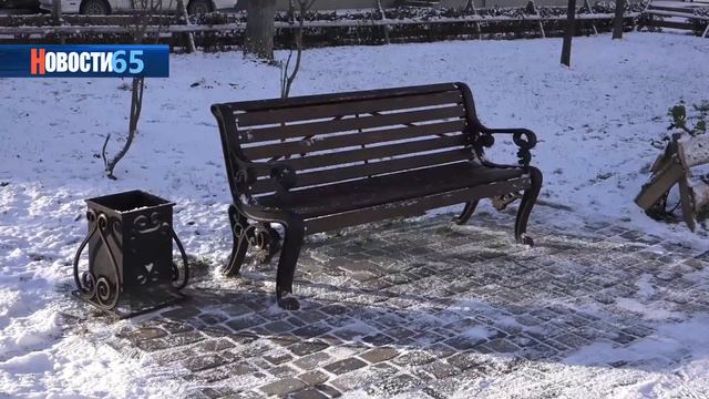 В областной столице из скверов вывезли скамейки и урны, чтобы они не мешали расчистке от снега. смотреть онлайн
