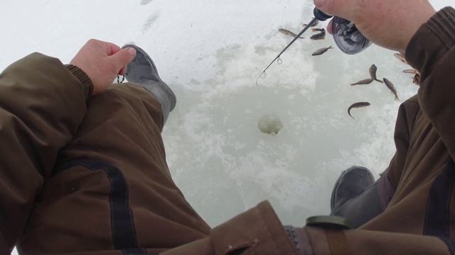 Экстримальная рыбалка в конце марта! Ловля окуня на балансир! Ловля Окуня по последнему льду! смотреть онлайн