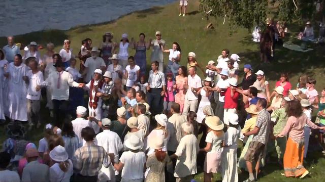 Хороводы после литургии на берегу реки. Черемшанка, река Казыр, 2016 год. смотреть онлайн