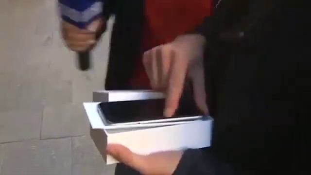 жесть - фанат уронил новенький ай фон 6 - flying iPhone 6 -18+ смотреть онлайн