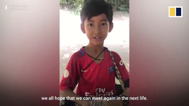 Cambodian boy masters 12 languages selling souvenirs to tourists смотреть онлайн