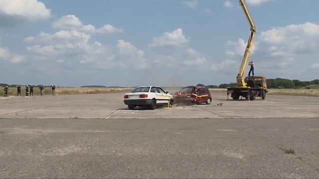 Crash test Audi 80 vs Daewoo Tico 50km/h смотреть онлайн