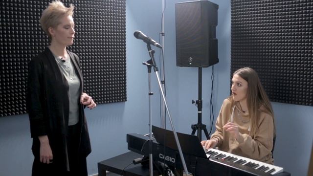 Урок с начинающей вокалисткой | Саша Сова - блог о вокале #вокал #научитьсяпеть#домавместе #каранти смотреть онлайн