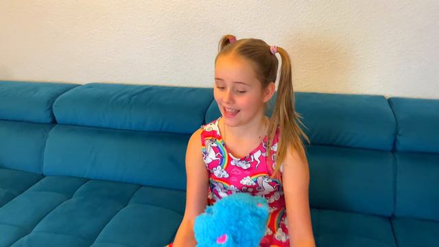 Макс прыгает сквозь стену и шутит над Джессикой смотреть онлайн