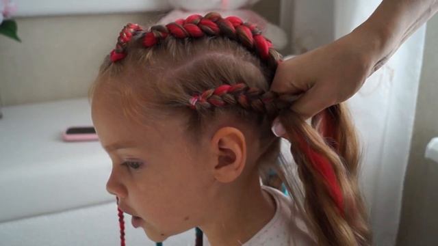 ТРЕНДОВЫЕ ПРИЧЕСКИ с цветными волосами. Как вплести КАНЕКАЛОН смотреть онлайн