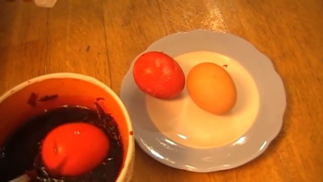 Красить яйца на пасху. | Paint eggs for Easter. смотреть онлайн
