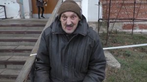 НА ПАПЕРТИ У ХРАМА БРОДЯГА СТОИТ.