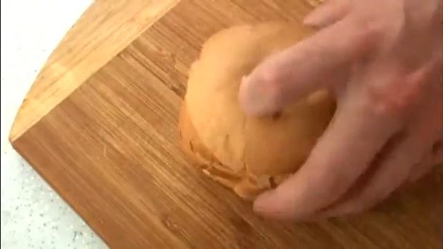 КАК ПРИГОТОВИТЬ БЫСТРЫЙ ГОРЯЧИЙ ЗАВТРАК - ЯЙЦО В БУЛОЧКЕ смотреть онлайн