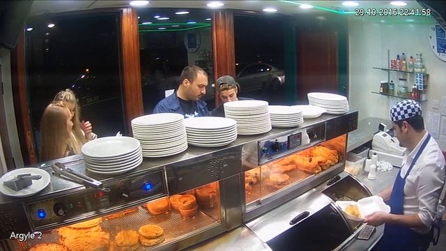 Justin Bieber eating haggis at Blue Lagoon Fish & Chips in Glasgow, Scotland - October 29, 2016 смотреть онлайн