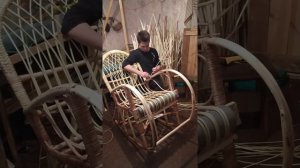 Делаю кресло качалку из лозы! Небольшой отрывок работы!