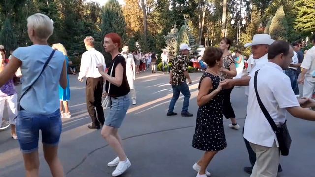 НА КРАЮ СЕЛА ХАТИНА! ТАНЦЫ ХАРЬКОВ СЧАСТЛИВЫЕ ДНИ смотреть онлайн