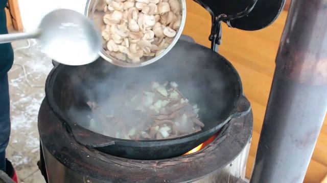 Супер РЕЦЕПТ.Говяжье сердце в нежно сливочно-грибном соусе в казане на костре. смотреть онлайн